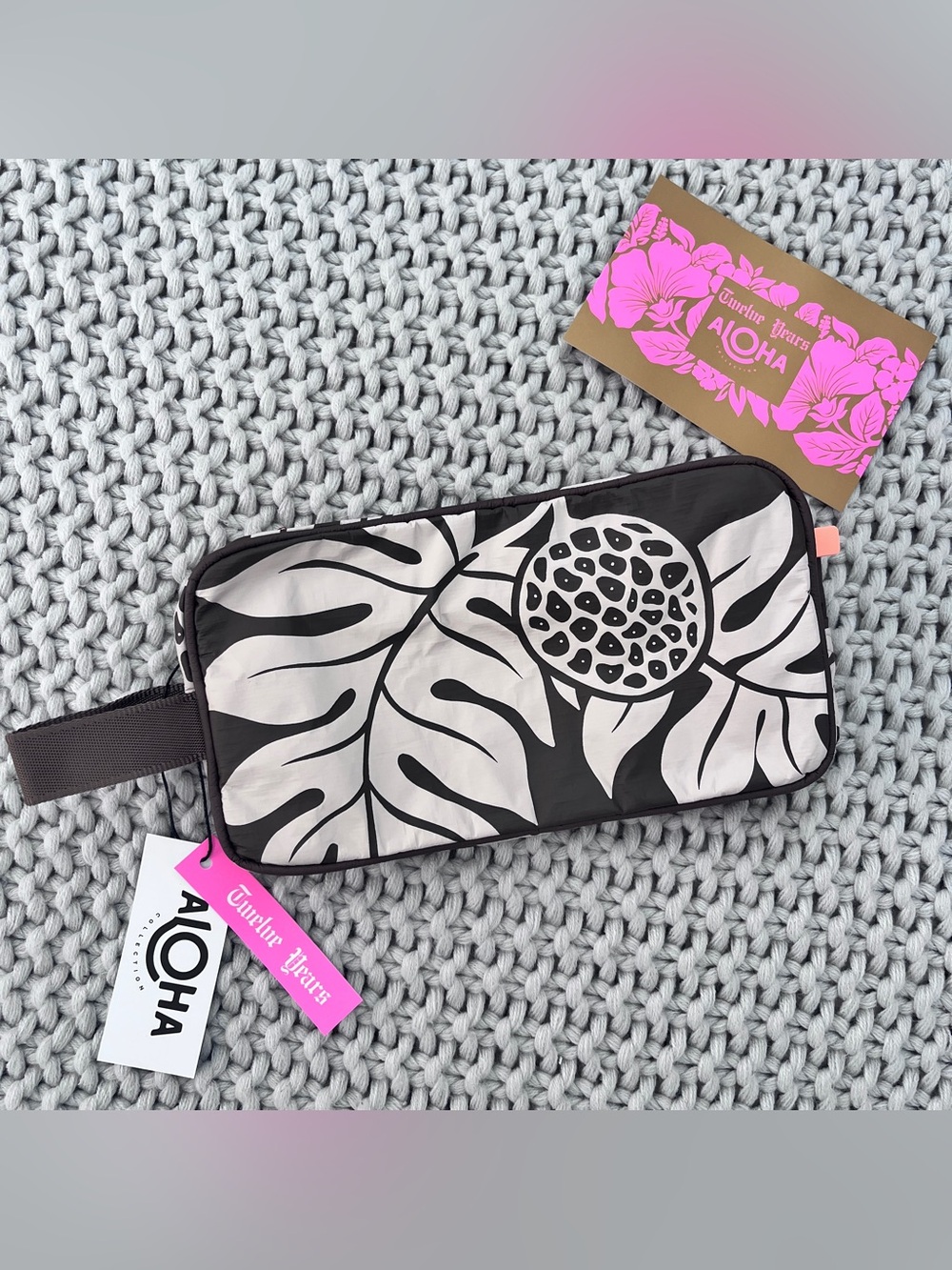 Aloha Collection• 12 Year Collection DOPP KIT in Holomua Coconut On Sandstone
